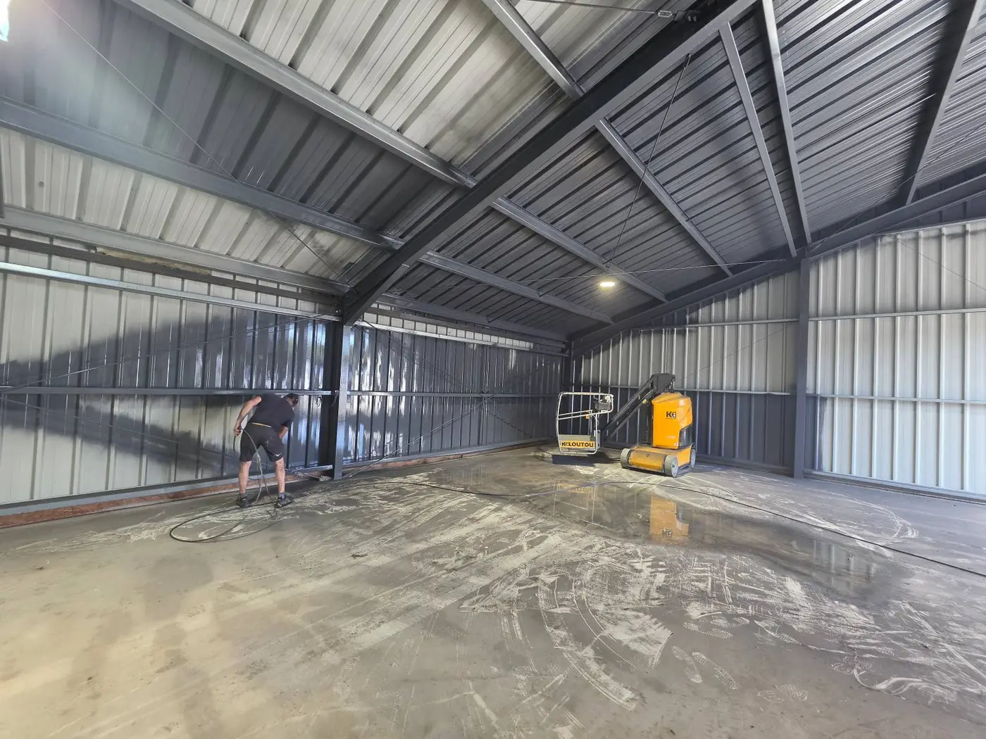 Peinture de la structure metallique en acces nacelle dans le batiment Flat Cat Productions a Vendres