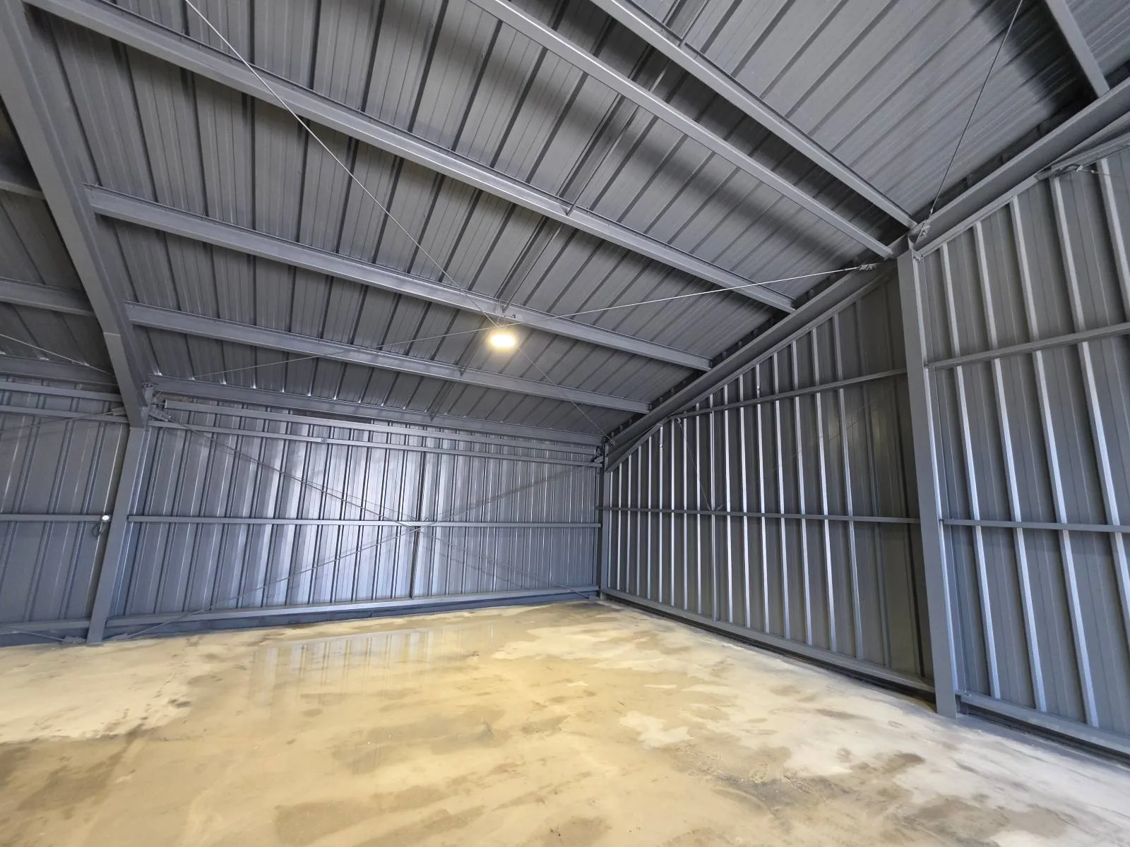 Structure metallique repeinte en gris anthracite RAL 7015 apres traitement anticorrosion par 2KM a Vendres