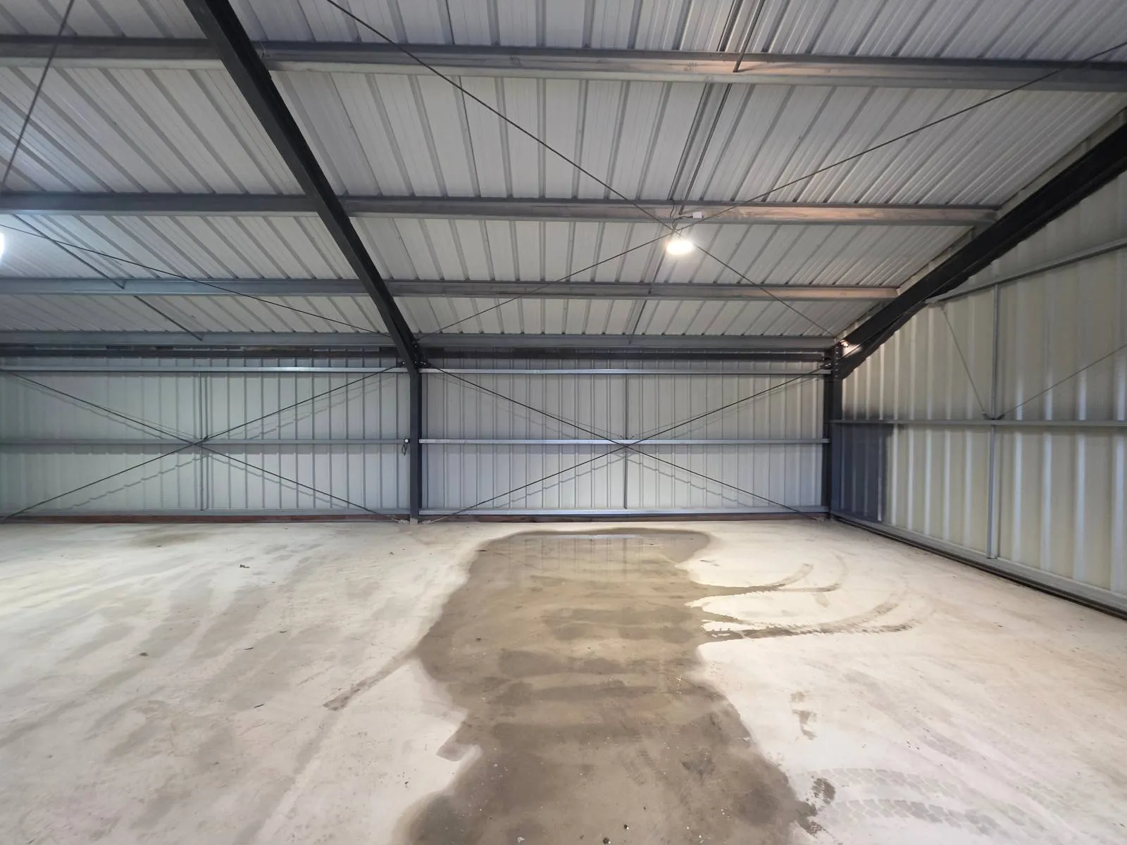 Structure metallique et bardage du studio Flat Cat Productions a Vendres avant mise en peinture par 2KM