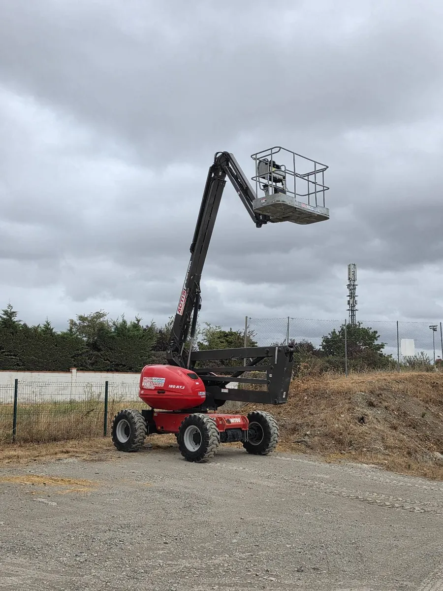 Nacelle elevatrice utilisee par 2KM pour acceder a la toiture bac acier du site de Cugnaux