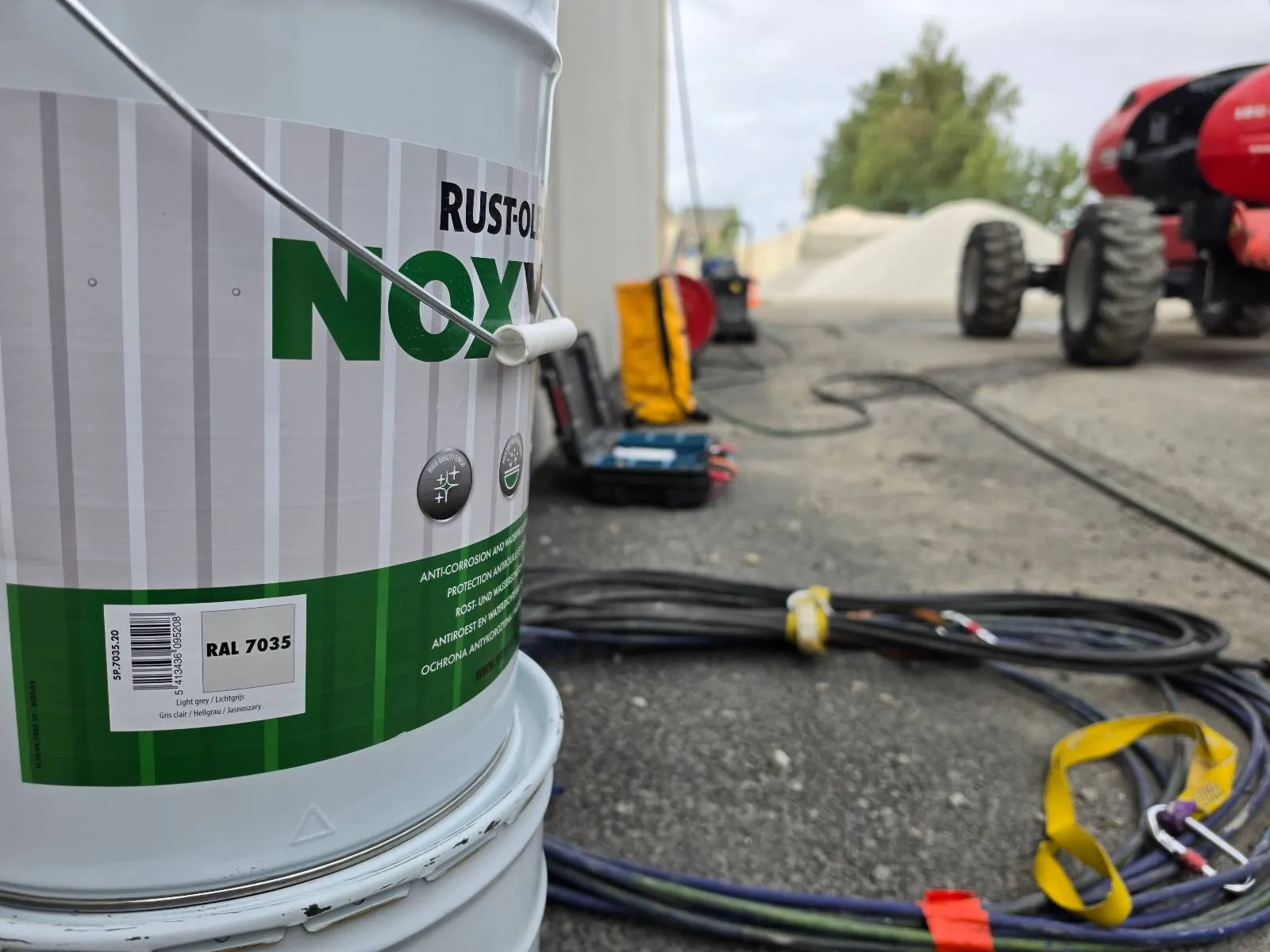 Seau de peinture anticorrosion Noxyde Plus teinte RAL 7035 sur le chantier de couverture a Cugnaux