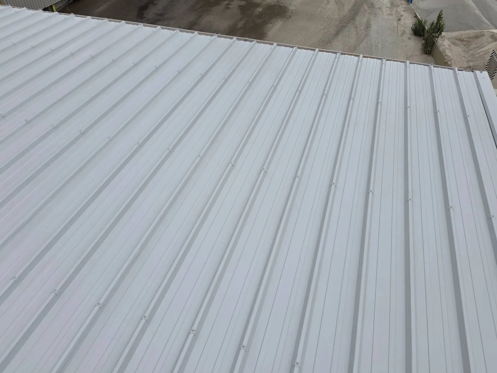 Couverture bac acier terminee vue en plongee apres application du revetement anticorrosion
