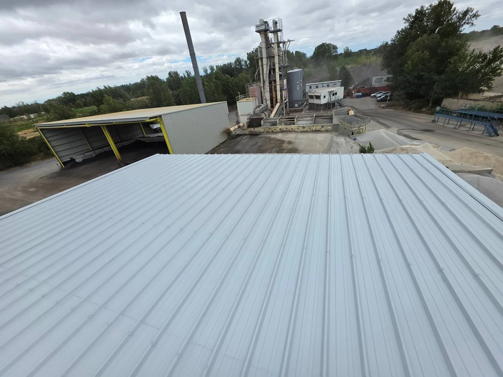 Toiture bac acier remise en peinture teinte RAL 7035 par 2KM sur le site TMPE a Cugnaux