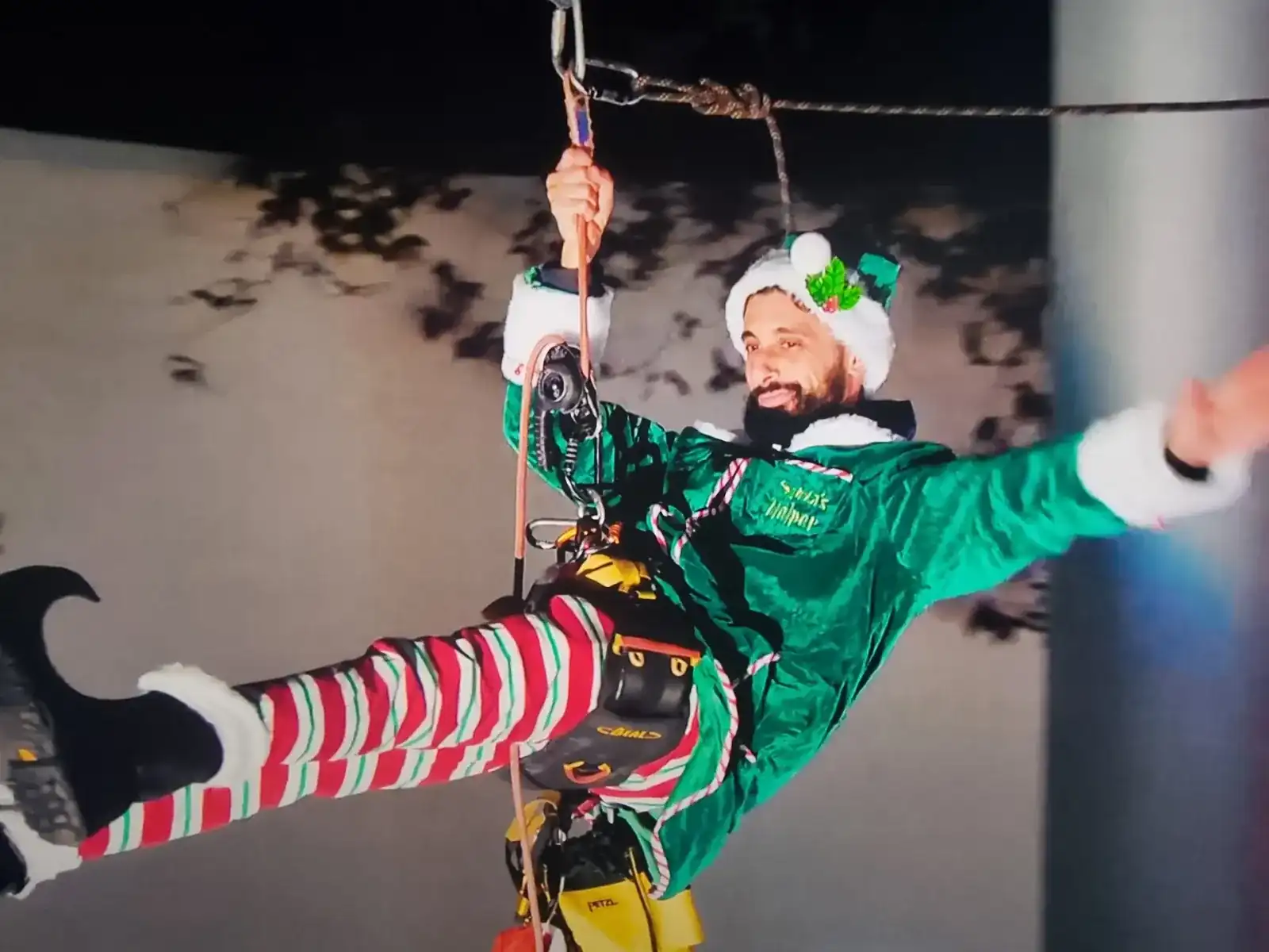 Cordiste 2KM deguise en elfe descendant en rappel au Polygone de Beziers pour Noel