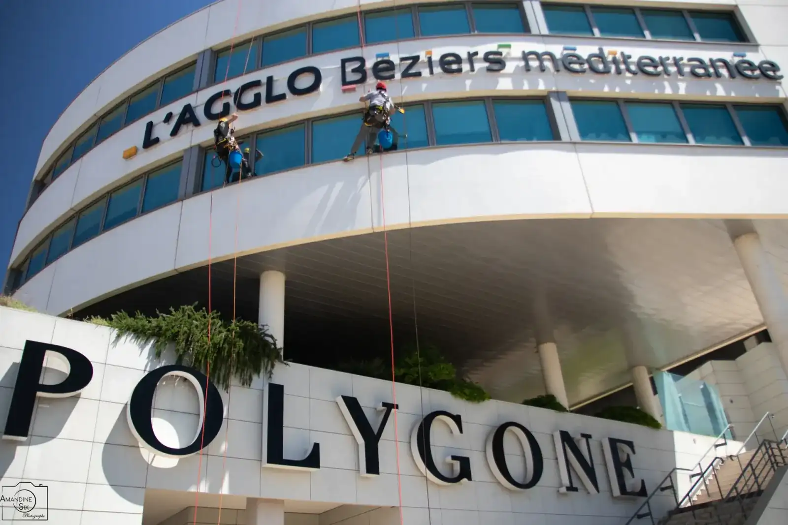 Cordistes 2KM nettoyant les vitres du Polygone Agglo Beziers Mediterranee