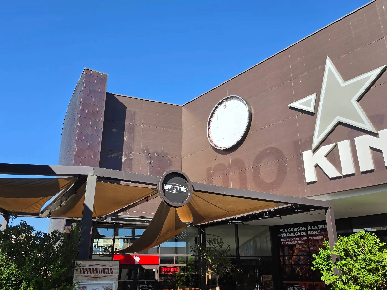 Façade du restaurant Hippopotamus avant pose des enseignes, Les Terrasses du Polygone à Béziers