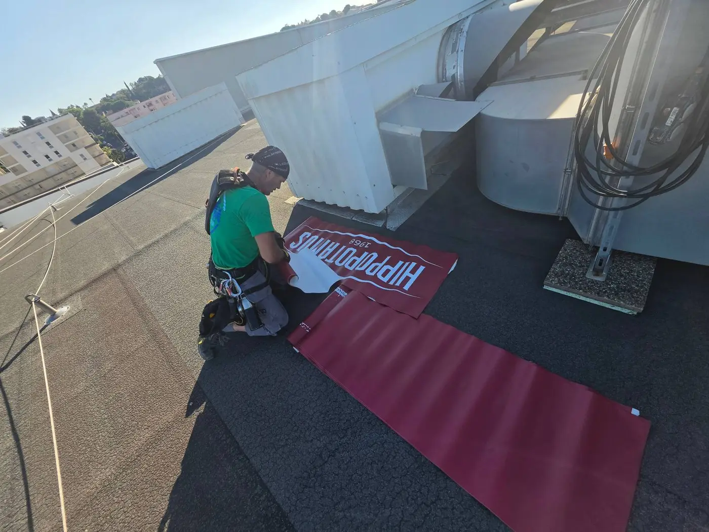 Préparation des supports vitrés avant pose des décors adhésifs, façade côté route