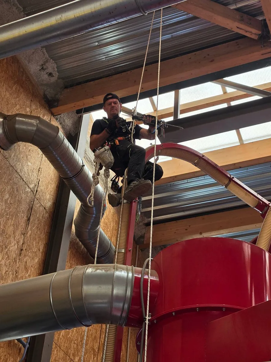 Intervention cordiste en hauteur sous IPN dans l'atelier de torréfaction Cafés Bibal à Saint-Aunès