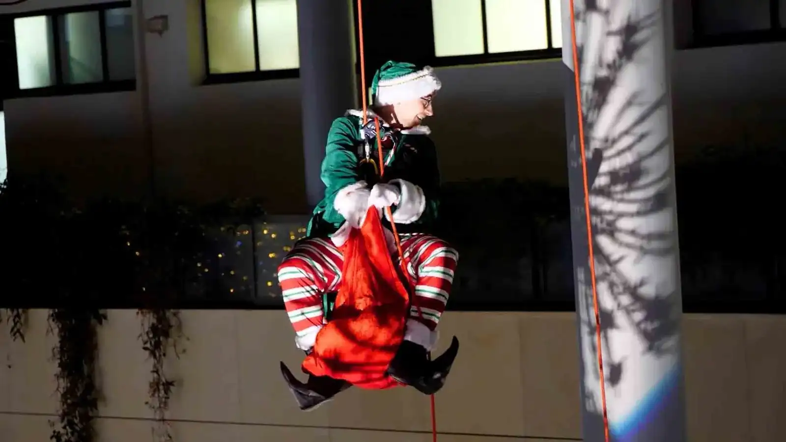 Lutin en tyrolienne — spectacle aérien de Noël