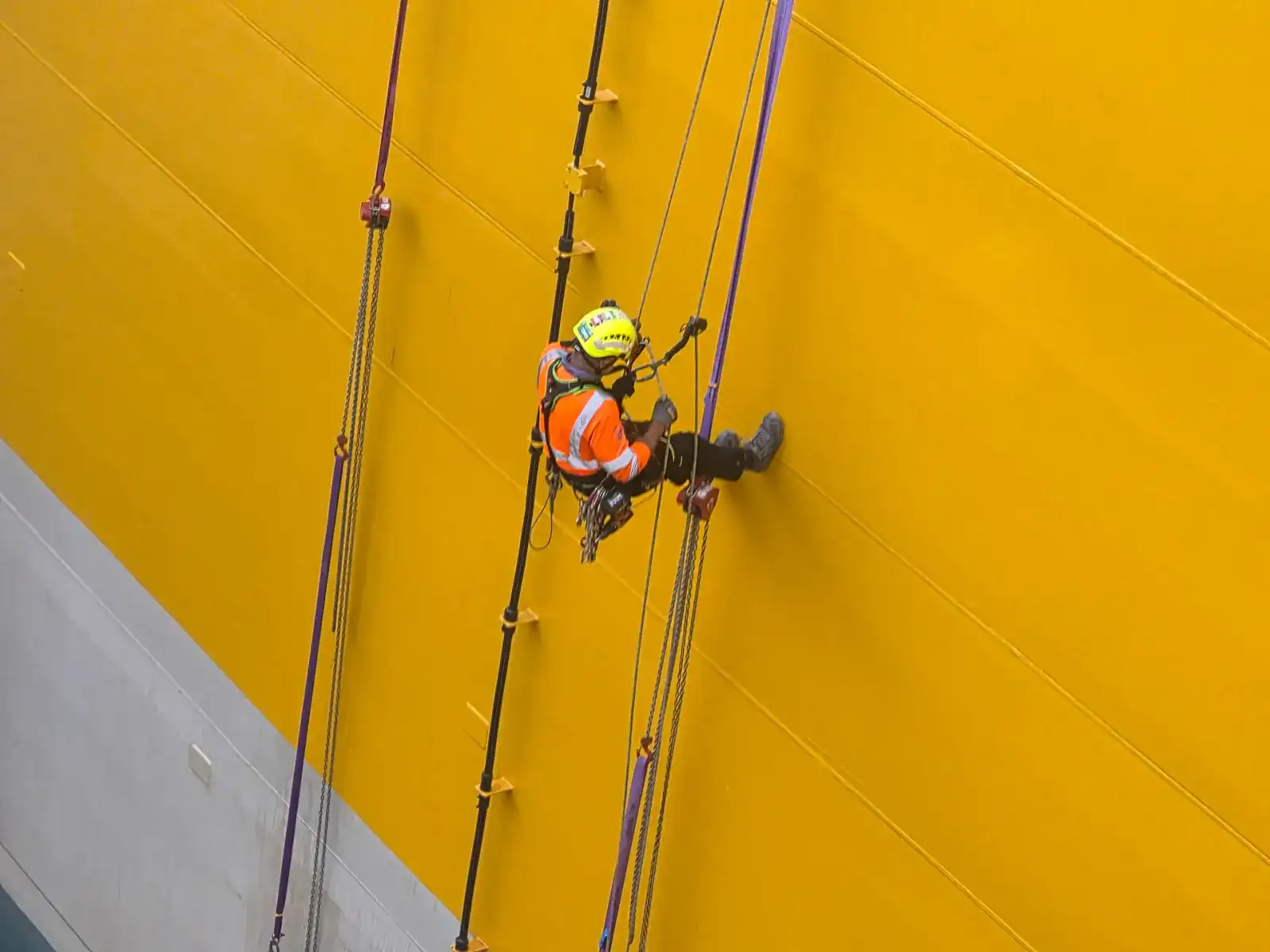 Cordiste intervenant sur éolienne flottante en mer