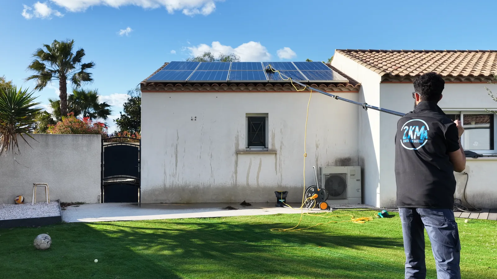 Nettoyage de panneaux solaires à Béziers et dans l’Hérault par cordistes professionnels 2KM en Occitanie