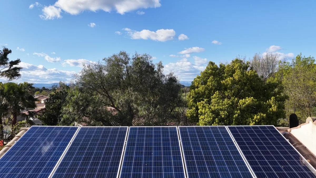 Panneaux solaires propres après nettoyage à l’eau pure par 2KM près de Béziers
