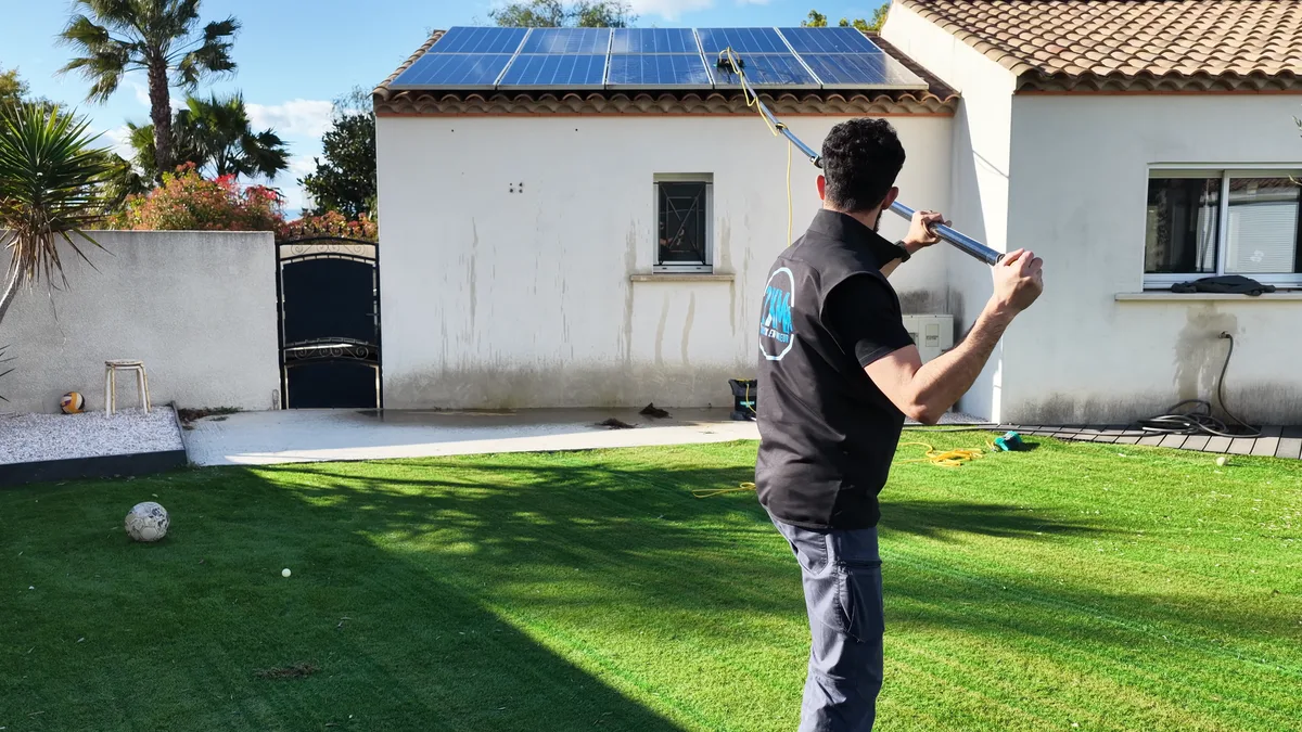 Nettoyage de panneaux photovoltaïques à l’eau pure depuis le sol sans monter sur la toiture
