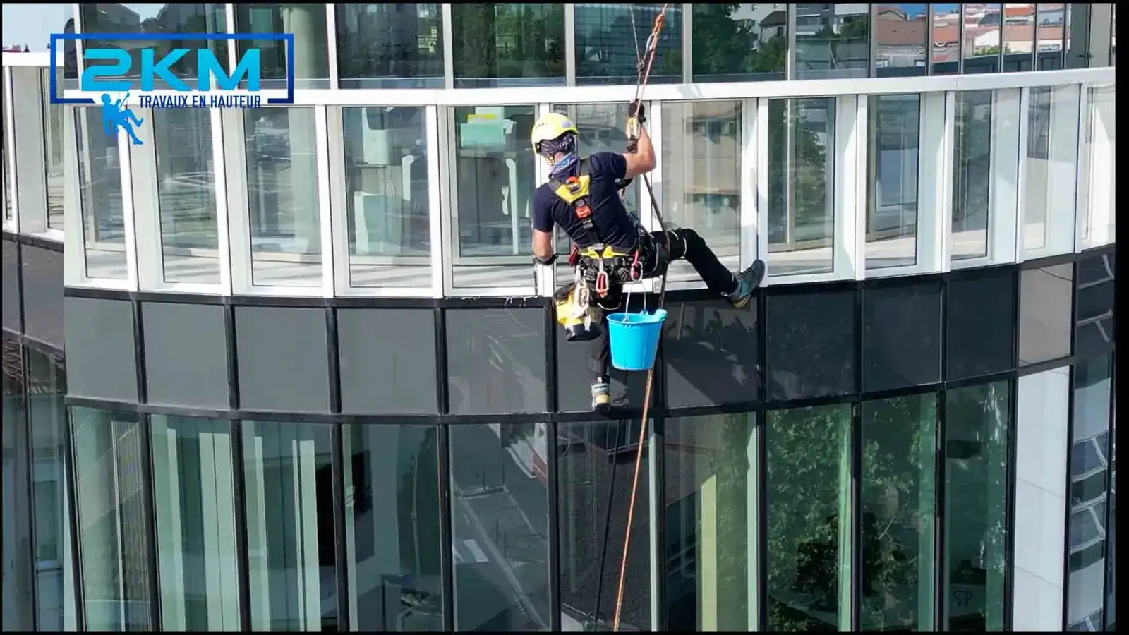 Laveur de vitres en hauteur à Béziers
