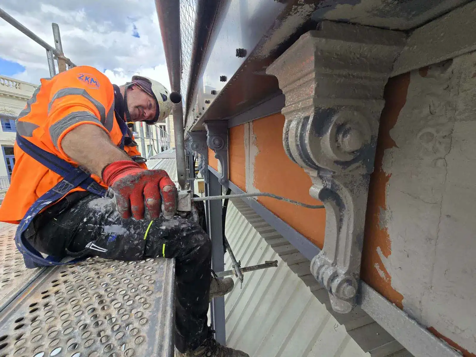 Cordiste peintre en intervention aux Halles de Béziers