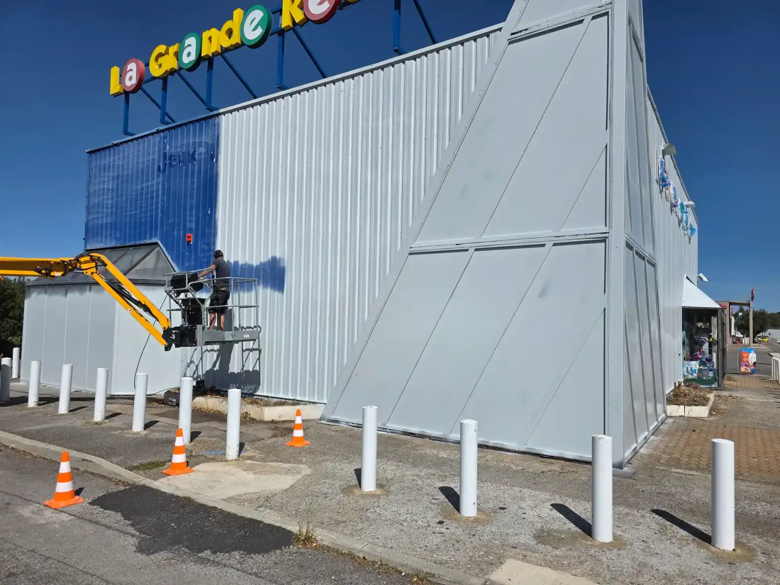 Peinture Bardage Métallique — Sans Échafaudage par cordistes professionnels 2KM en Occitanie