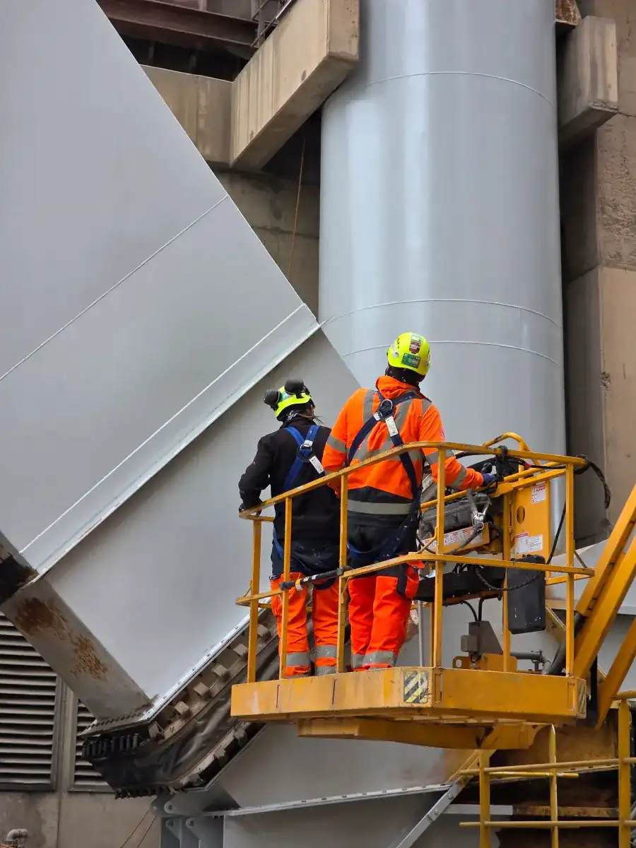Peinture cheminée industrielle par cordiste
