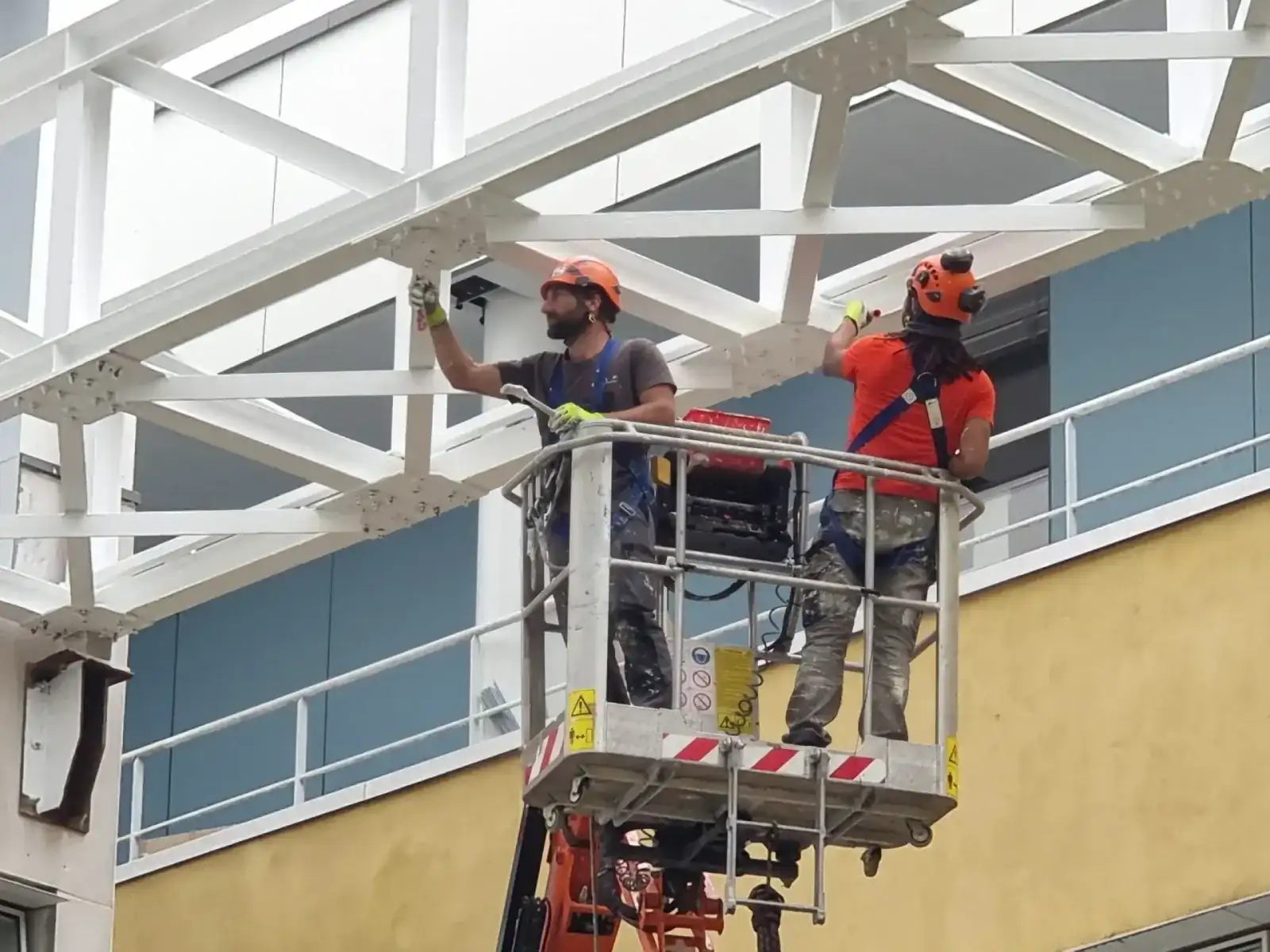 Peinture cordiste sur passerelle