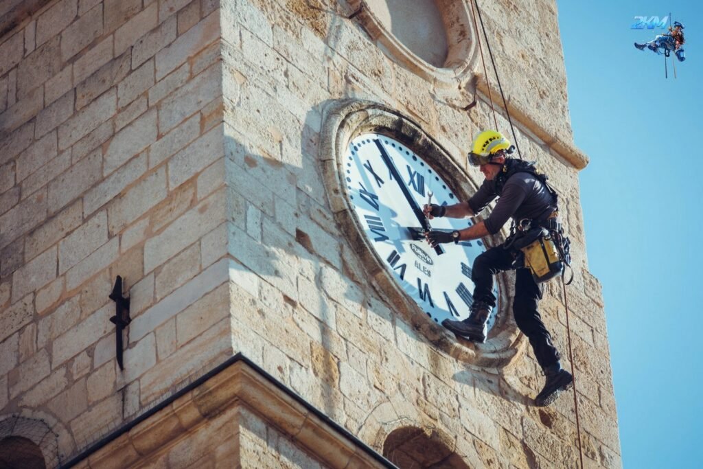 Entretien d’horloge d’église et de monument historique ? Les cordistes sont la solution !